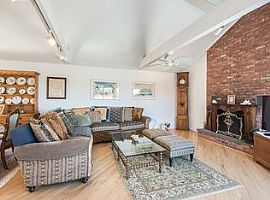 4 Beds 3 Baths 4,000 Sqft in East Hampton, NY (Photo 3 of 12)