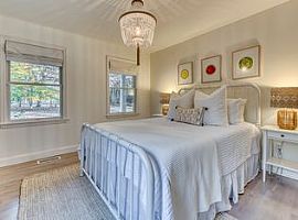 4 Beds 3 Baths 2,000 Sqft in Southampton, NY (Photo 9 of 11)