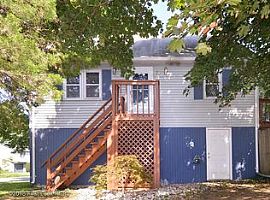 40 Ivan Ave, Warwick, Ri 02889 in Warwick, RI