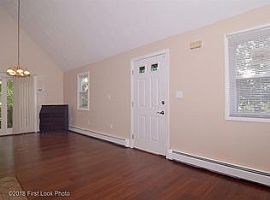 40 Ivan Ave, Warwick, Ri 02889 in Warwick, RI (Photo 5 of 11)