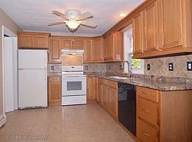 40 Ivan Ave, Warwick, Ri 02889 in Warwick, RI (Photo 6 of 11)