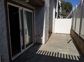 Townhouse with Vaulted Ceilings in Santa Clarita, CA (Photo 3 of 12)