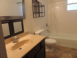 Nice, Convenient, 3 Br Split Level House in Olathe, KS (Photo 6 of 7)