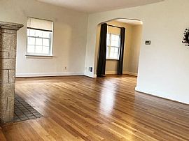 218 Glazier Ave, Bellevue, Ky   3 Beds 1 Bath in Bellevue, KY (Photo 5 of 9)