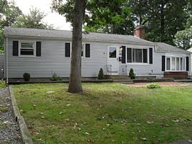 90 Gainsville Dr, Warwick, Ri 02886 in Warwick, RI