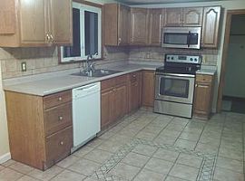 90 Gainsville Dr, Warwick, Ri 02886 in Warwick, RI (Photo 8 of 12)