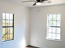 2 Beds 1 Bath 728 Sqft in Austin, TX (Photo 4 of 12)