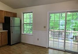 3 Beds 2 Baths in Fredericksburg, VA (Photo 3 of 10)