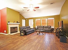 4 Bedroom Apartment  in League City, TX (Photo 3 of 12)