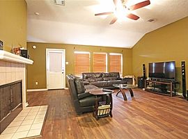 4 Bedroom Apartment  in League City, TX (Photo 4 of 12)