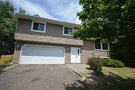 Nice 4 Beds 2 Baths Home in Maplewood, MN