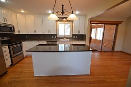 Nice 4 Beds 2 Baths Home in Maplewood, MN (Photo 3 of 8)
