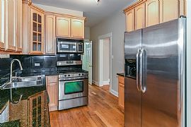 Nice 4 Beds 2.5 Baths Home in Chicago, IL (Photo 4 of 8)