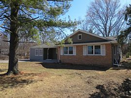 3130 Oakwood Rd, Hartland, Wi 53029 in Hartland, WI