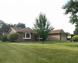 3 Beds 2 Baths in Schaumburg, IL (Photo 2 of 11)