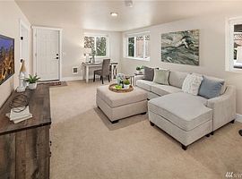 Single Family Home in Bellevue, WA (Photo 3 of 5)