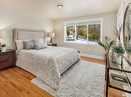 Single Family Home in Bellevue, WA (Photo 4 of 5)