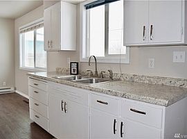 Single Family Home in Moses Lake, WA (Photo 3 of 5)