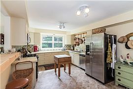 54 Jacobs Ln Guilford, Ct 06437 in Guilford, CT (Photo 4 of 9)