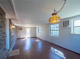 108 Lark Ln Euless, Tx 76039 3 Beds 2 Baths 1,657 Sqft in Euless, TX (Photo 3 of 12)