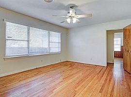 2219 Saxon Dr Houston, Tx 77018 3 Beds 1 Bath 1,110 Sqft in Houston, TX (Photo 6 of 12)