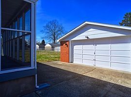 2223 Mary Catherine Dr Shively, Ky 40216 3 Beds 1.5 Baths 1,890 in Shively, KY (Photo 9 of 12)