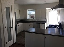 Great Beach House Located in Beautiful Sunset Cliffs One Block  in San Diego, CA (Photo 7 of 7)