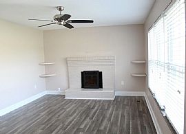 Charming 2 Bedroom in Knoxville, TN (Photo 3 of 4)