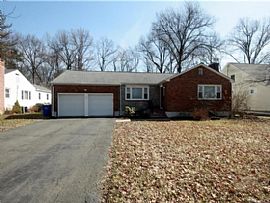 72 Mohegan Dr, West Hartford, Ct 06117 in Bishops Corner, CT