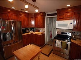 72 Mohegan Dr, West Hartford, Ct 06117 in Bishops Corner, CT (Photo 2 of 5)