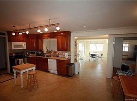 72 Mohegan Dr, West Hartford, Ct 06117 in Bishops Corner, CT (Photo 3 of 5)