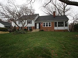   $3,500/mo4 Bd2.5 Ba1,850 Sqft  1114 Waynewood Blvd, Alexandri in Alexandria, VA (Photo 3 of 12)