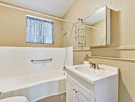 Lovely 2 Bedroom Home in Baton Rouge, LA (Photo 5 of 8)