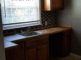 A 3 Bedroom with 1 Baths in Detroit, MI (Photo 3 of 9)