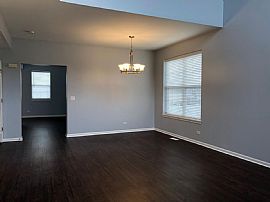 Beautiful 3 Bedroom 2.5 Bathroom Home in Aurora, IL (Photo 2 of 12)