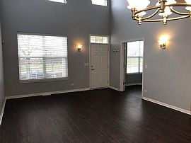 Beautiful 3 Bedroom 2.5 Bathroom Home in Aurora, IL (Photo 3 of 12)