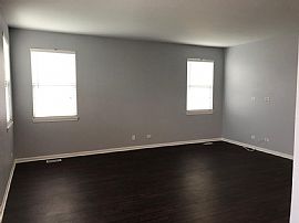 Beautiful 3 Bedroom 2.5 Bathroom Home in Aurora, IL (Photo 4 of 12)