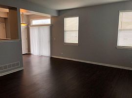 Beautiful 3 Bedroom 2.5 Bathroom Home in Aurora, IL (Photo 5 of 12)