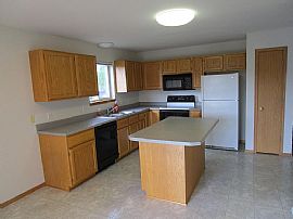 1609 Glacier Hill Dr, Madison, Wi 53704 in Madison, WI (Photo 5 of 7)