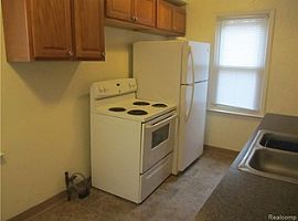 A 2 Bedroom with 1 Baths in Redford, MI (Photo 3 of 9)