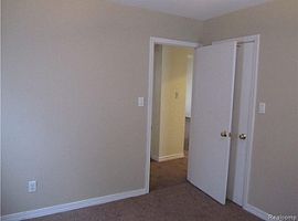 A 2 Bedroom with 1 Baths in Redford, MI (Photo 5 of 9)