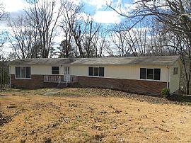 Convenient Location, Nice Single Level Home with Garage in Chattanooga, TN
