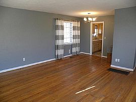 Convenient Location, Nice Single Level Home with Garage in Chattanooga, TN (Photo 3 of 9)