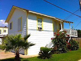 Gulf View Bungalow View of The Ocean and Jst Steps to The Beach in Galveston, TX