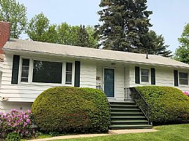 74 Lakeview Dr, Shelburne, Vt 05482 in Shelburne, VT