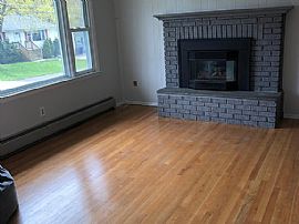 74 Lakeview Dr, Shelburne, Vt 05482 in Shelburne, VT (Photo 4 of 5)