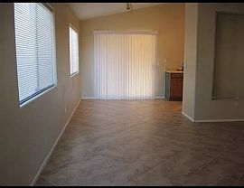 Charming 3 Bedroom 2  Bathroom Home in Phoenix, AZ (Photo 3 of 8)