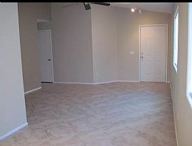 Charming 3 Bedroom 2  Bathroom Home in Phoenix, AZ (Photo 6 of 8)