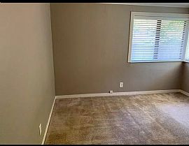 Charming 2 Bedroom 1 Bathroom Home in Lake Oswego, OR (Photo 8 of 10)