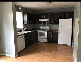 Charming 2 Bedroom 1 Bathroom Home in Saint Paul, MN (Photo 3 of 9)